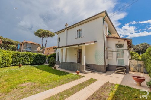 Half-vrijstaande woning in Viareggio