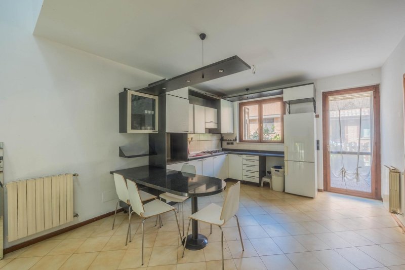 加尔达湖群滨代森扎诺房屋