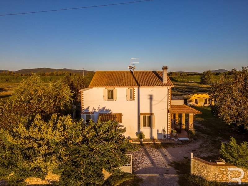 Вилла в Кастильоне-делла-Пеская