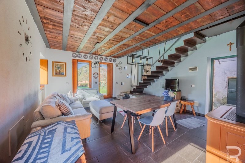 Hus på landet i Zeri