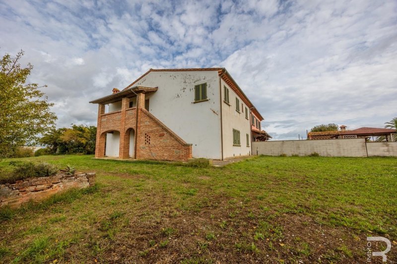 Country house in Crespina Lorenzana