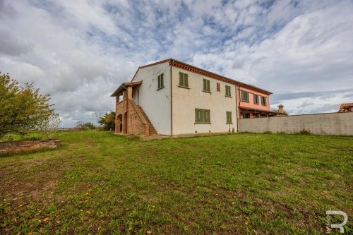 Country house in Crespina Lorenzana