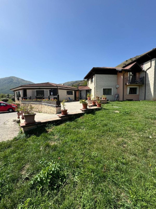 Commercial property in Rocca di Cambio