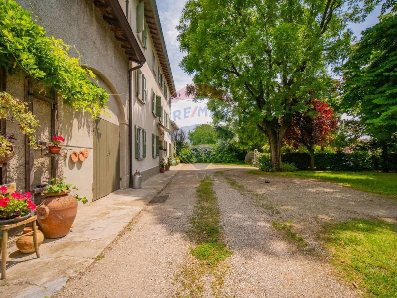 Detached house in Correggio