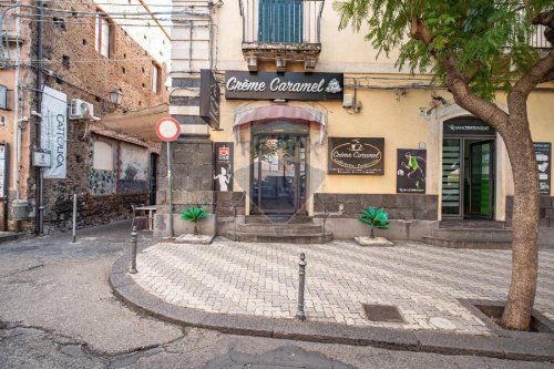 Commercial property in Aci Catena