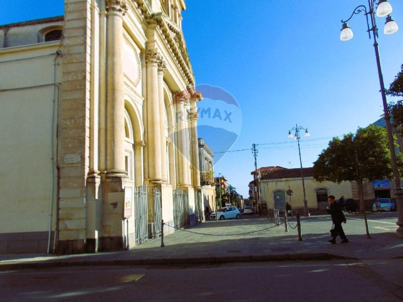 Edifício comercial em Giarre