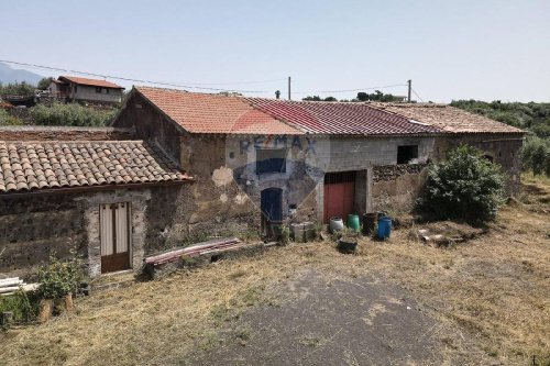 Klein huisje op het platteland in Belpasso