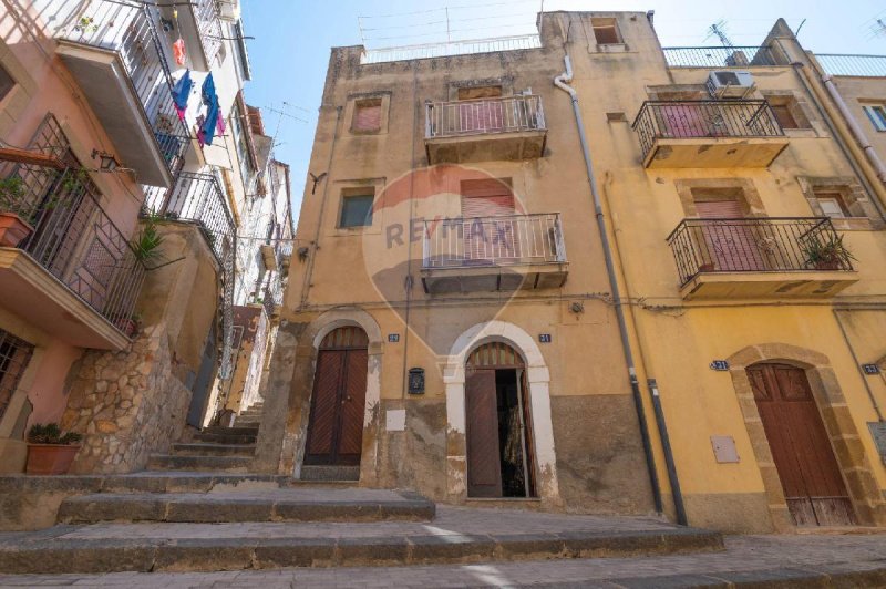 Half-vrijstaande woning in Caltagirone