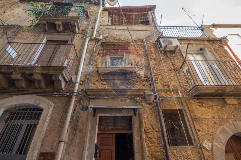 Half-vrijstaande woning in Caltagirone