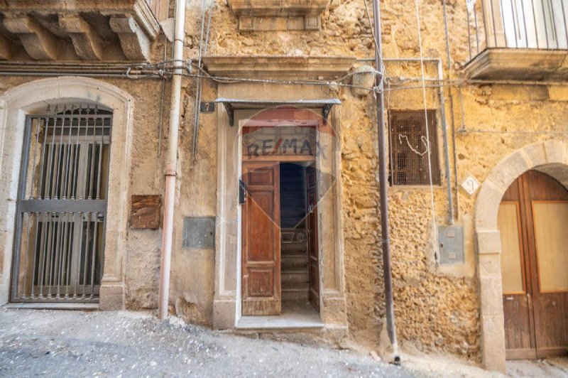 Half-vrijstaande woning in Caltagirone