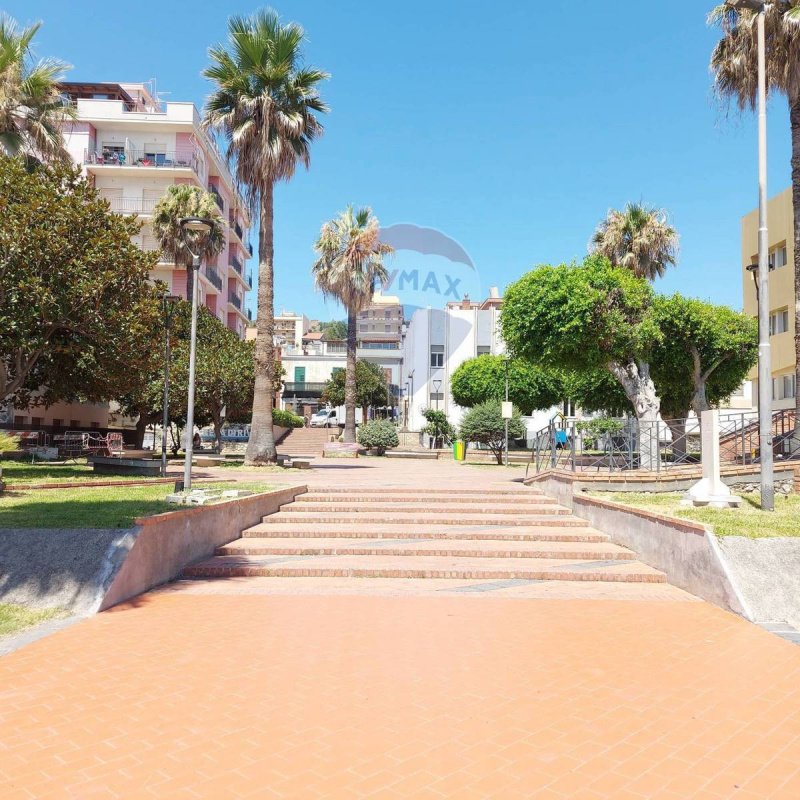 Edifício comercial em Santa Teresa di Riva