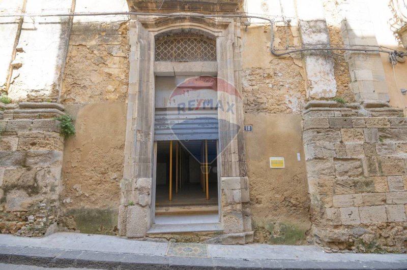 Kommersiell byggnad i Caltagirone