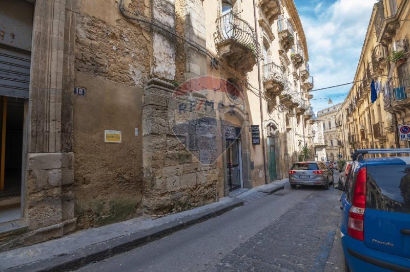 Edifício comercial em Caltagirone