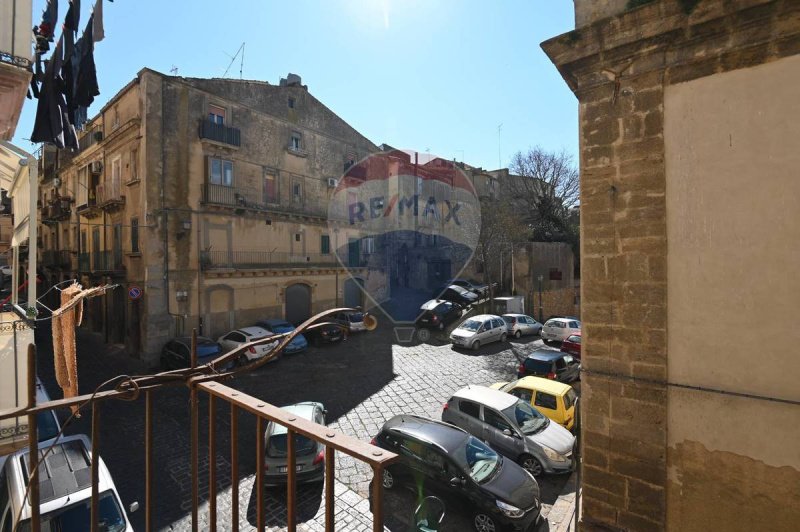 Kommersiell byggnad i Caltagirone