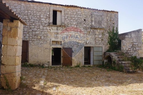 Klein huisje op het platteland in Ragusa