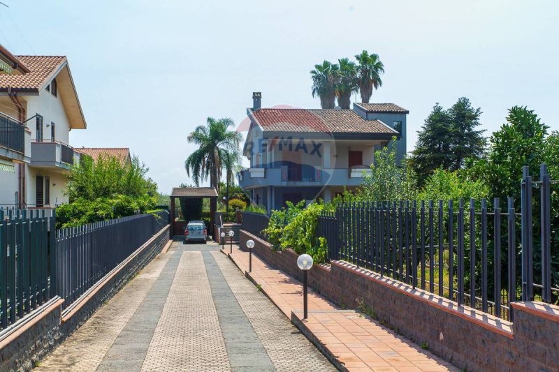 Villa a Aci Sant'Antonio