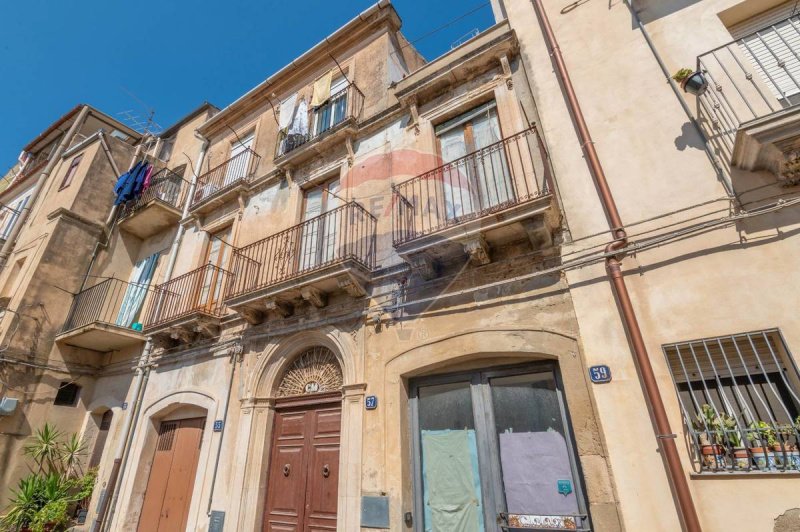 Half-vrijstaande woning in Caltagirone