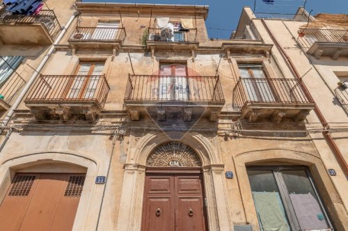 Half-vrijstaande woning in Caltagirone