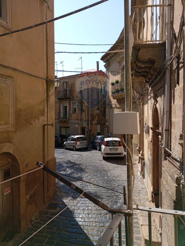 Half-vrijstaande woning in Caltagirone