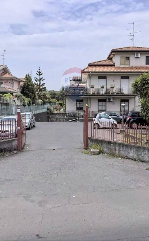 Edifício comercial em Aci Sant'Antonio