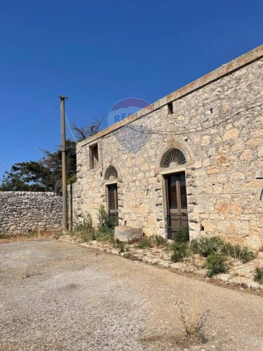 Klein huisje op het platteland in Ragusa