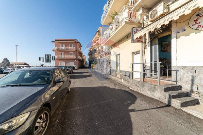 Edifício comercial em Aci Castello