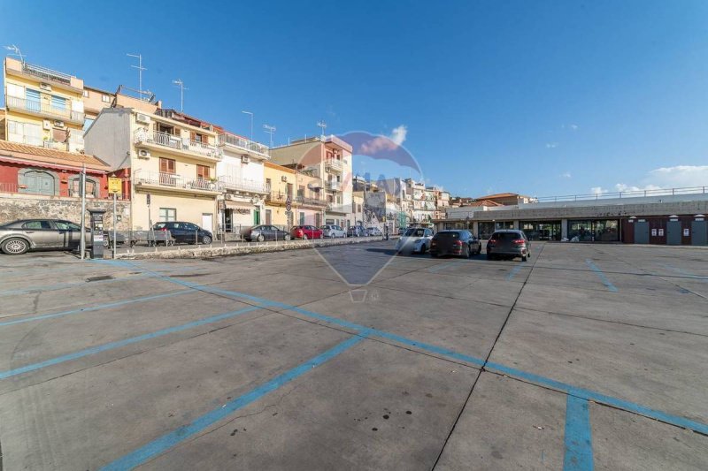 Edifício comercial em Aci Castello