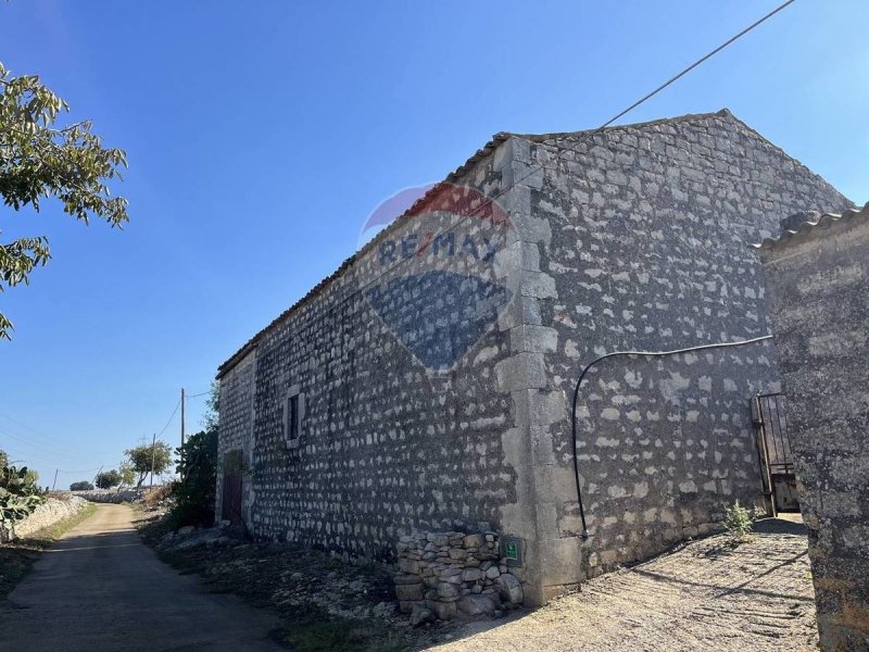 Klein huisje op het platteland in Ragusa