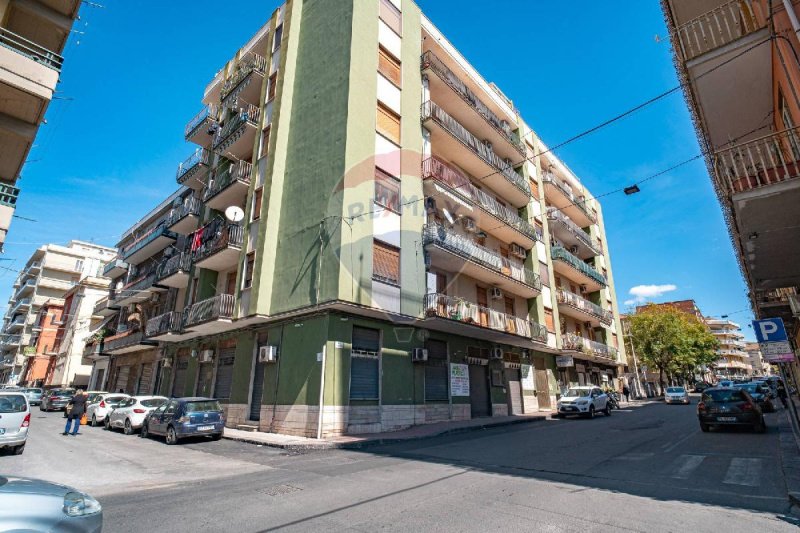 Edifício comercial em Adrano