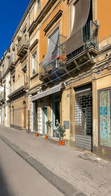 Kommersiell byggnad i Caltagirone