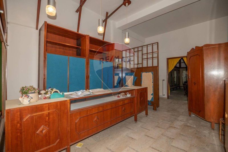 Kommersiell byggnad i Caltagirone