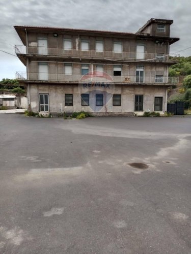 Immobile commerciale a Motta Sant'Anastasia