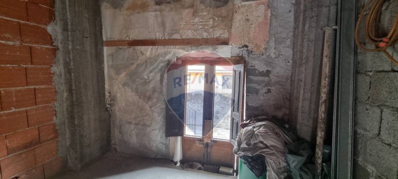 Half-vrijstaande woning in Paternò