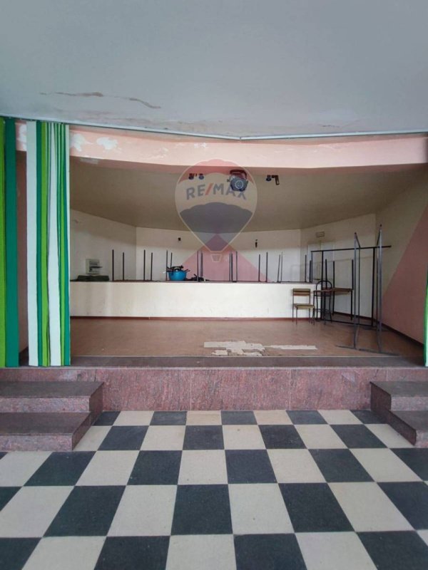 Kommersiell byggnad i Acate