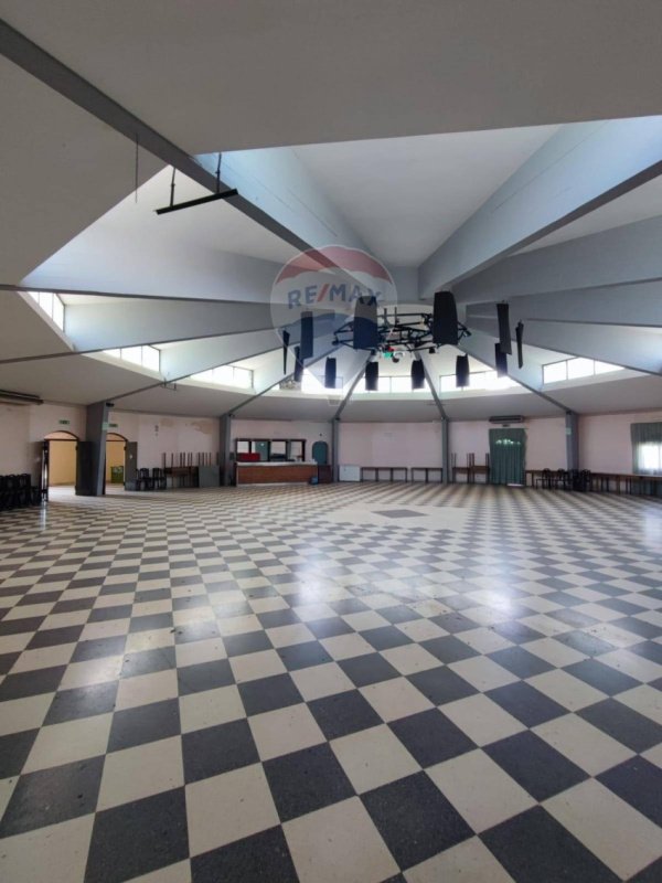 Kommersiell byggnad i Acate