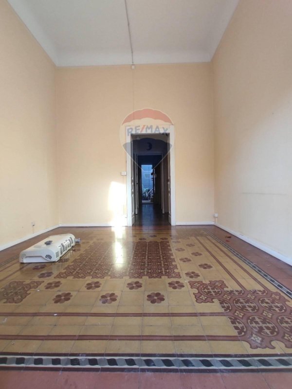 Half-vrijstaande woning in Paternò