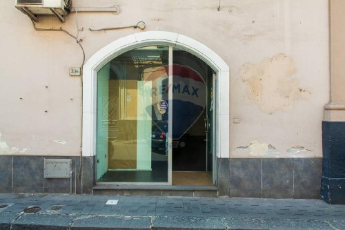 Edifício comercial em Paterno