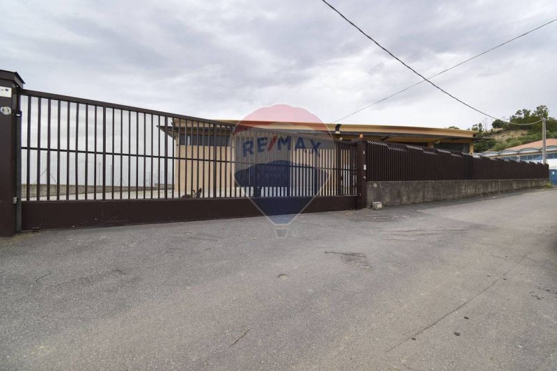 Kommersiell byggnad i Motta Sant'Anastasia