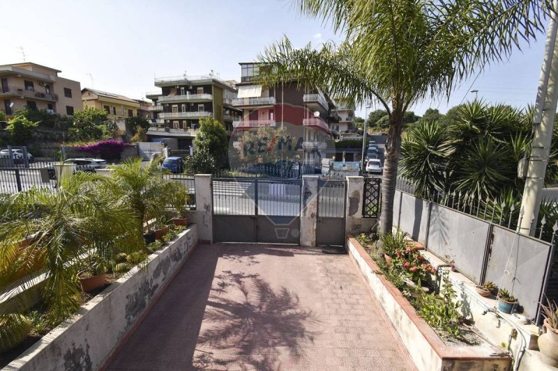 Casa geminada em Gravina di Catania