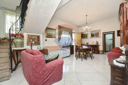 Casa geminada em Gravina di Catania