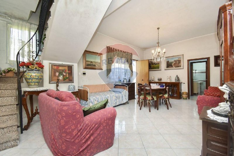 Casa geminada em Gravina di Catania