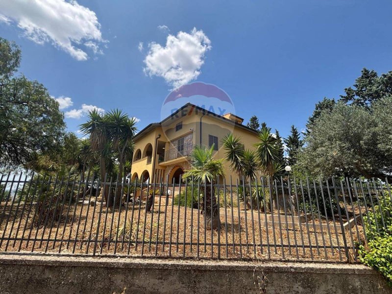 Casa geminada em Caltanissetta