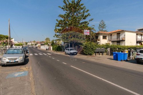 Kommersiell byggnad i Aci Castello