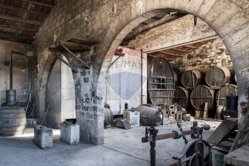 Edifício comercial em Partinico