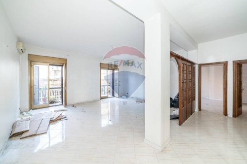 Apartamento em Aci Catena