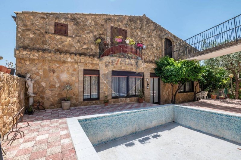 Moradia em Mirabella Imbaccari