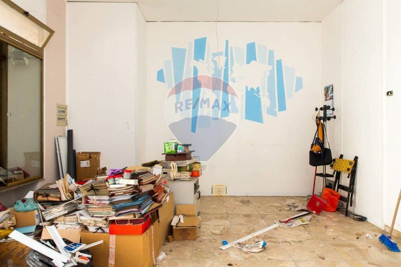 Kommersiell byggnad i Nizza di Sicilia