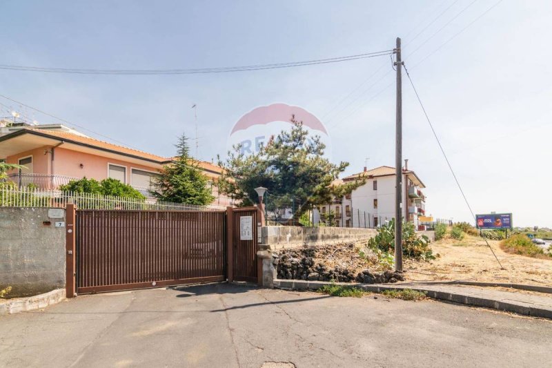 格拉维纳-迪卡塔尼亚公寓