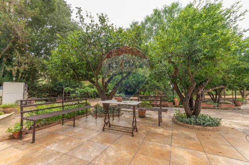 Особняк в Кальтаджироне