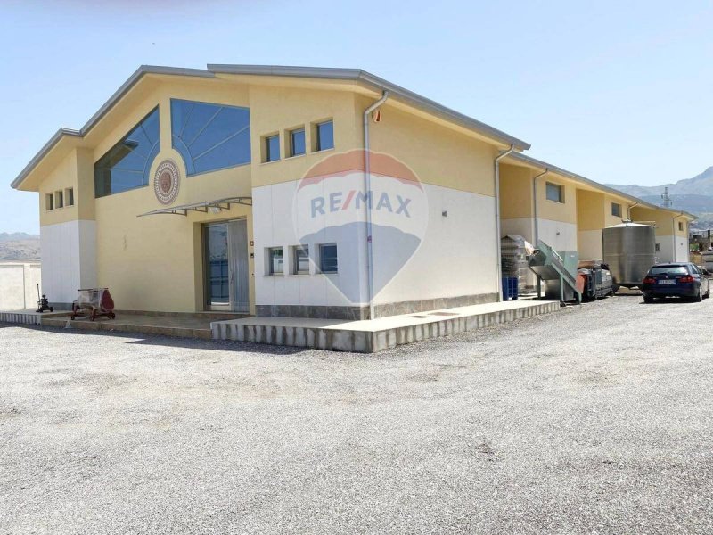 Kommersiell byggnad i Partinico